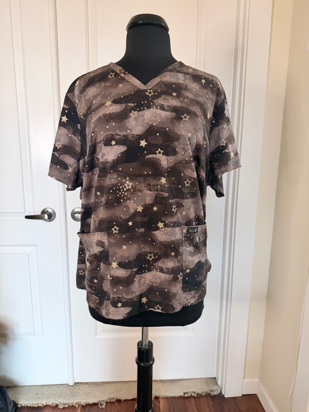 Koi basics Women’s Star-Print Camo V-Neck Top in Brown